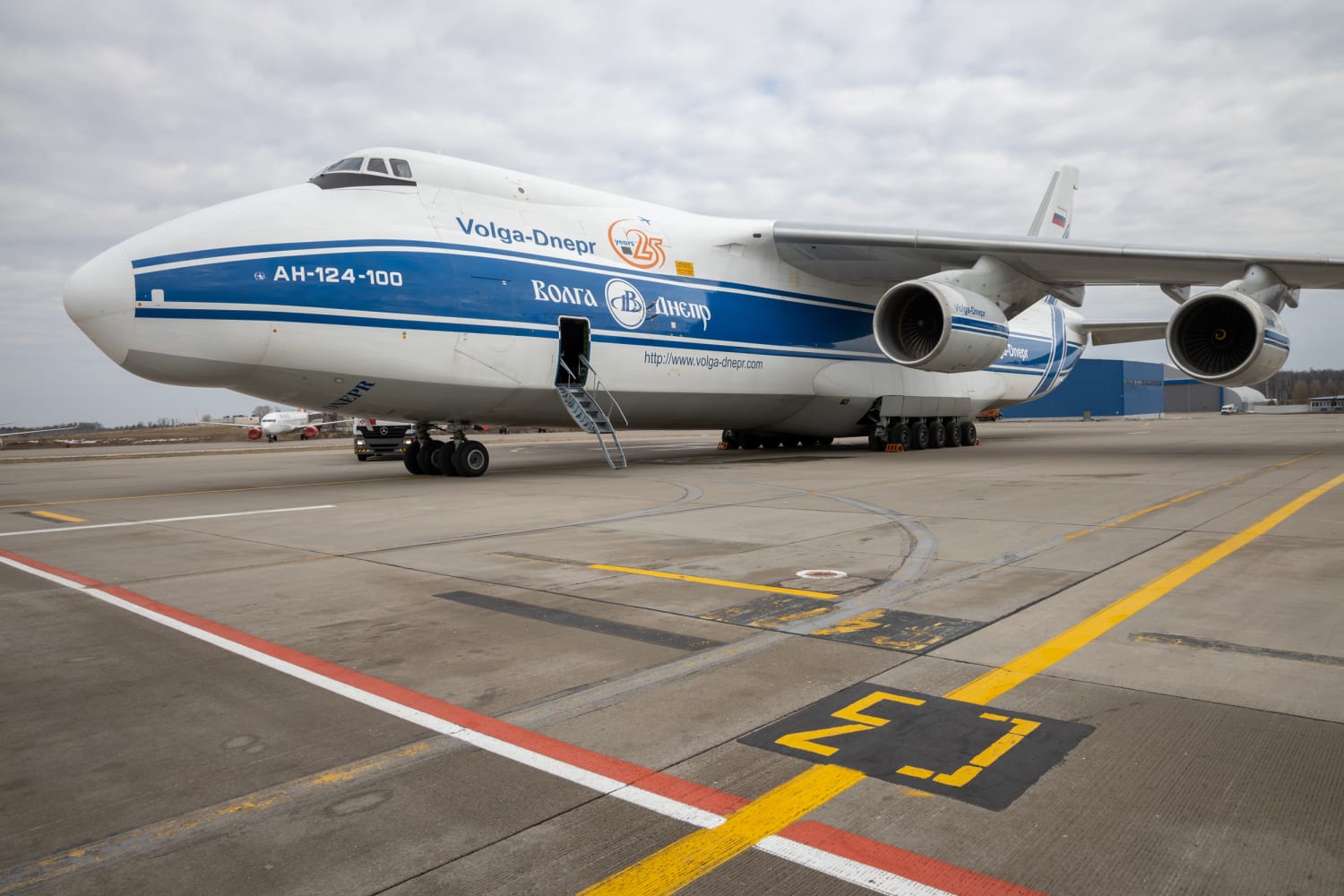 Волга днепр авиакомпания. АН-124 Волга Днепр. Самолет грузовой Волга Днепр. Ил-76 Волга Днепр. АН 124 Волга Днепр бортовой номер.