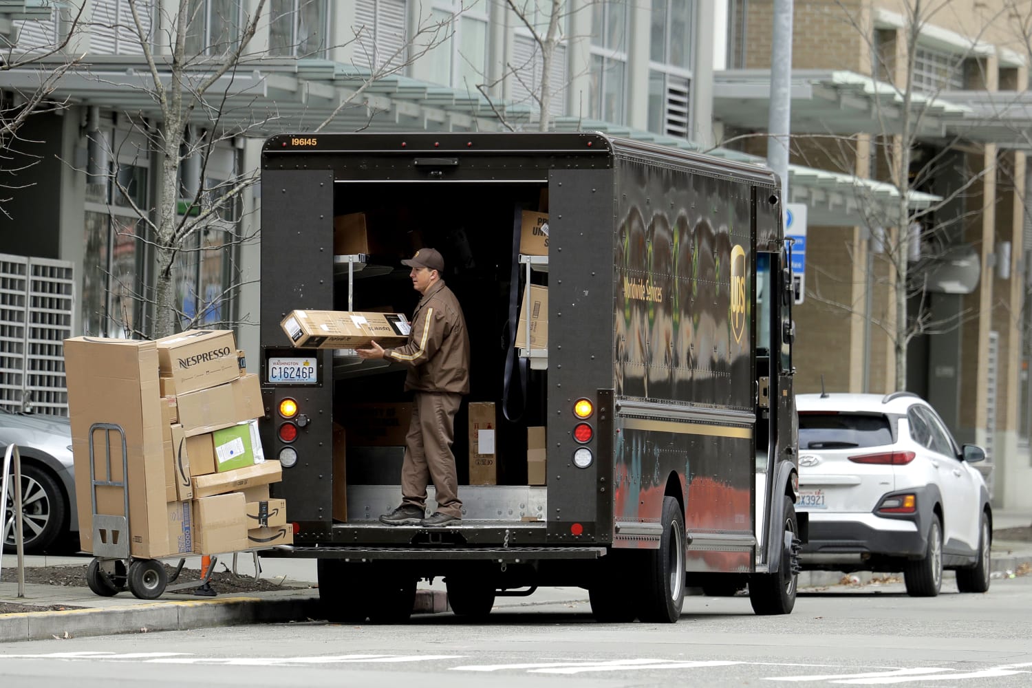 UPS to hire over 100,000