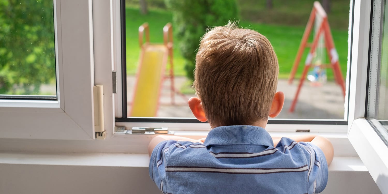 Посмотри в окно найди. Окно Сток. Ребенок смотрит в окно. Окно картинка для детей. Детский дом окна.
