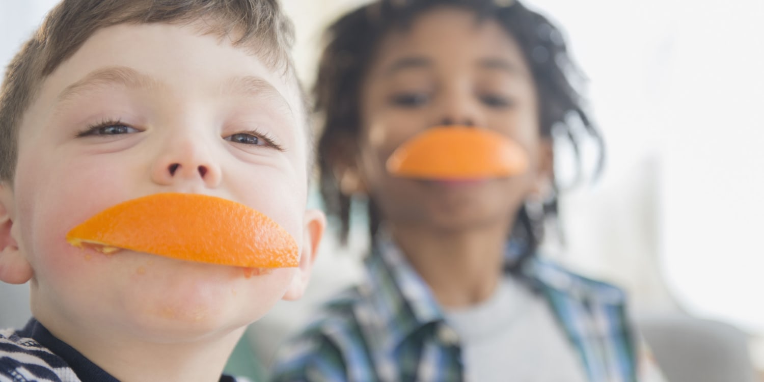 Почему ребенок оранжевый. Children eating Orange. Дети кушают мандарины картинки. I like Oranges. Kids eating Orange.
