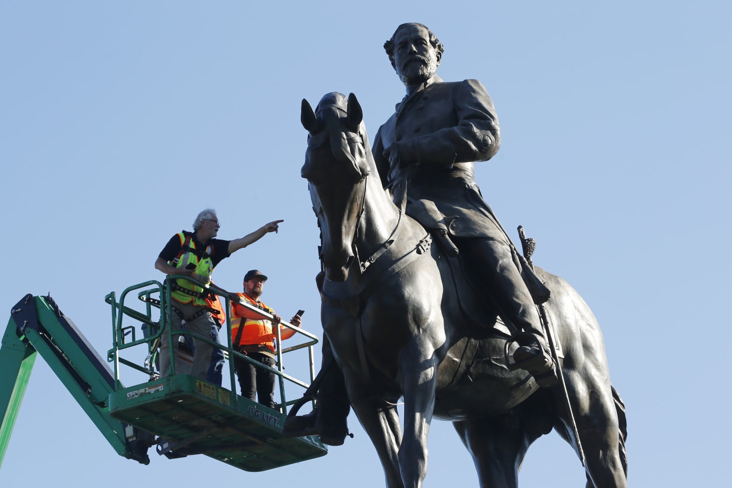 Judge blocks removal of Richmond Robert E. Lee statue for 10 days