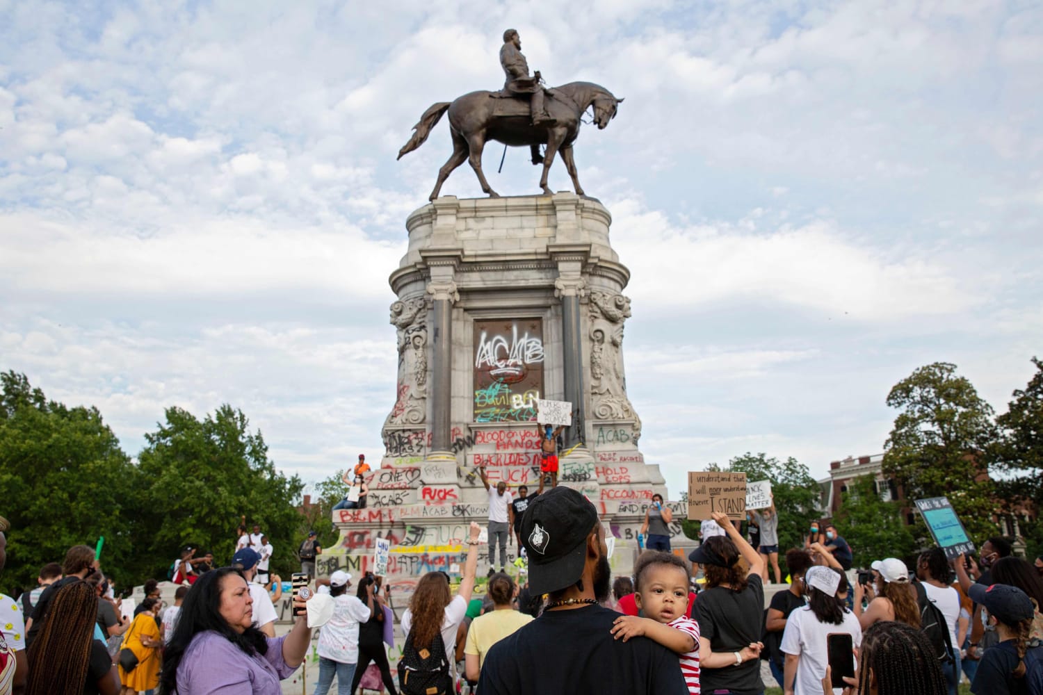 Virginia protesters march to statue of Confederate Gen. Robert E. Lee