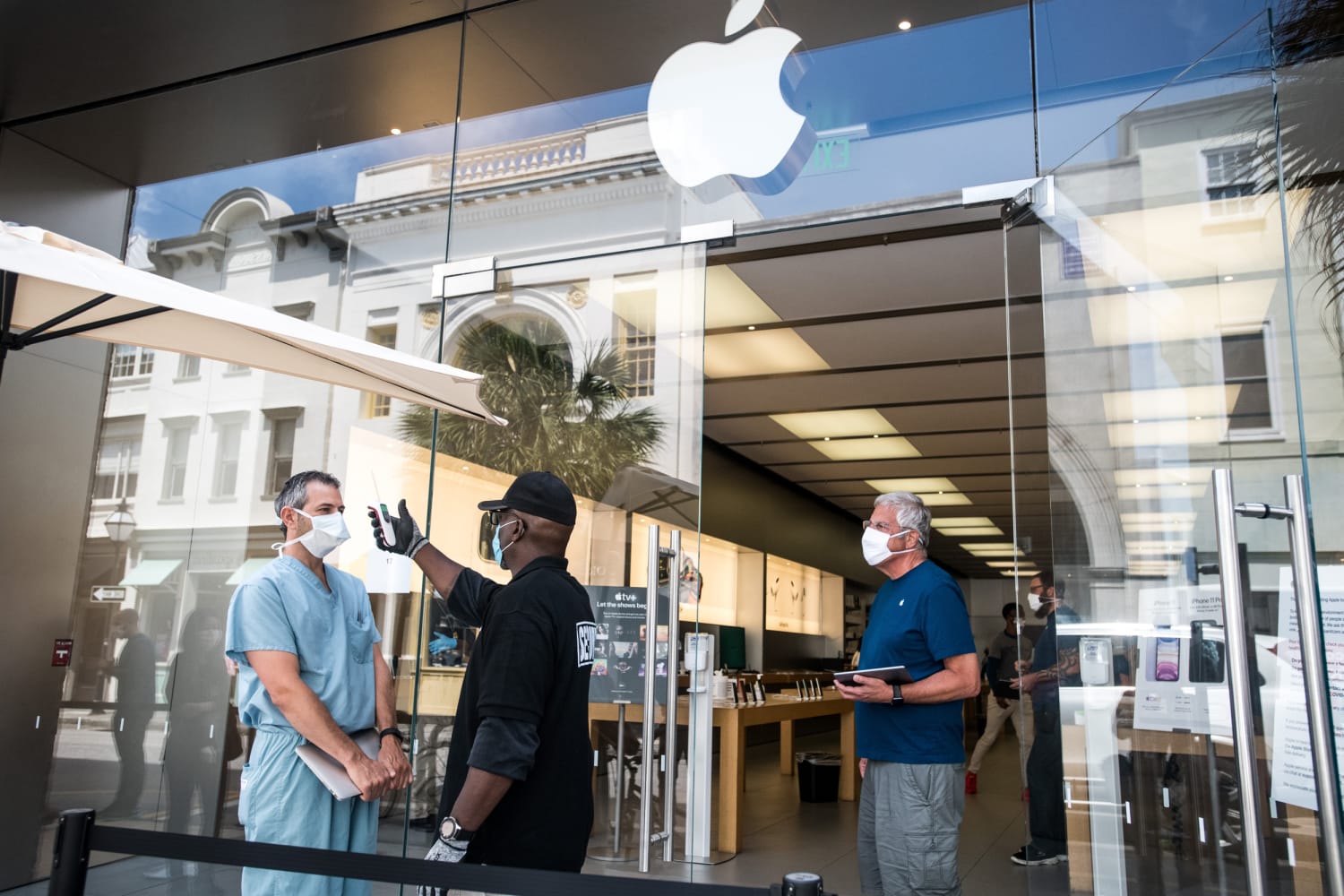 Apple store in Texas closes in Covid outbreak