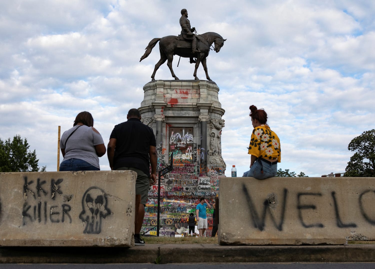 Armed man on roof overlooking Robert E. Lee statue, site of protests in  Richmond, taken into custody
