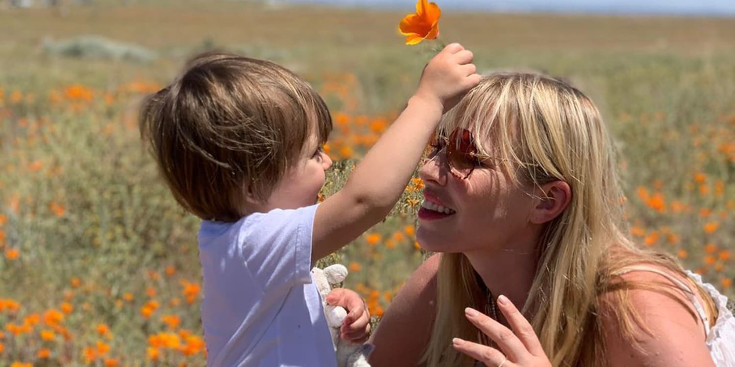 девушка следуй за мной. Follow son. рука на чёрном фоне обложка. рука на чёрном фоне system. Fleshjack liam riley.