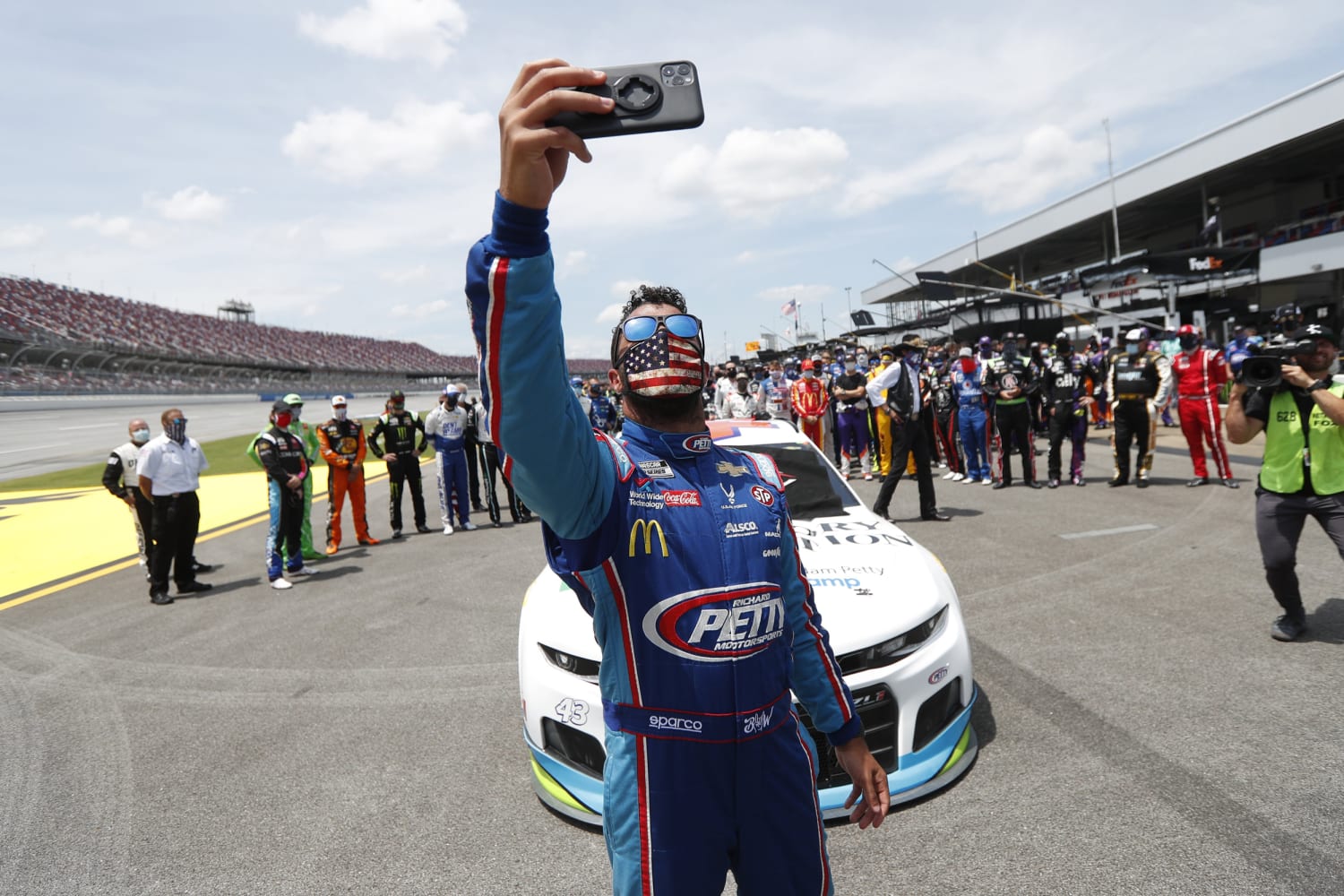 NASCAR drivers stand behind Bubba Wallace after noose incident