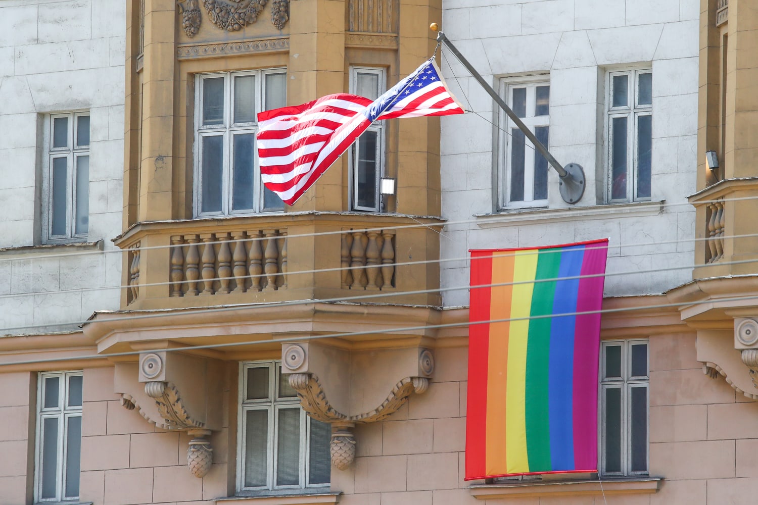 Посольство сша и британии. Радужный флаг на посольстве США В Москве.