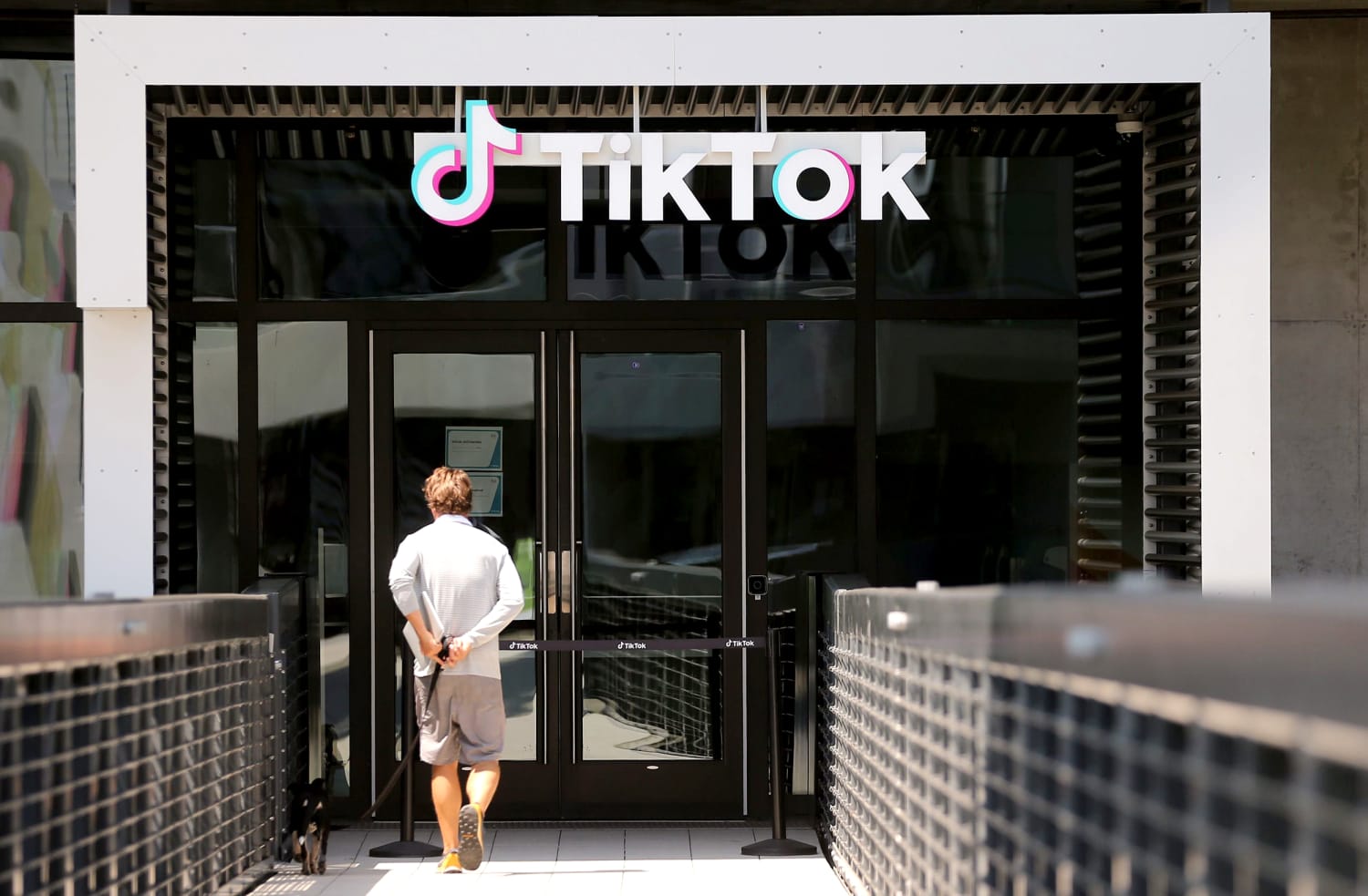 EXCLUSIVE TikTok nears Oracle deal in bid to allay U.S. data  concerns-sources