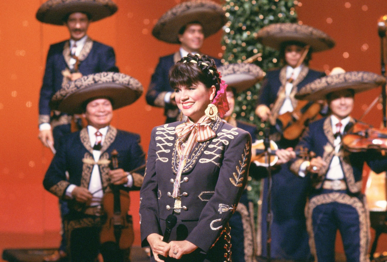 Music legend Linda Ronstadt honors her Mexican roots — and has a lot to say  about our politics