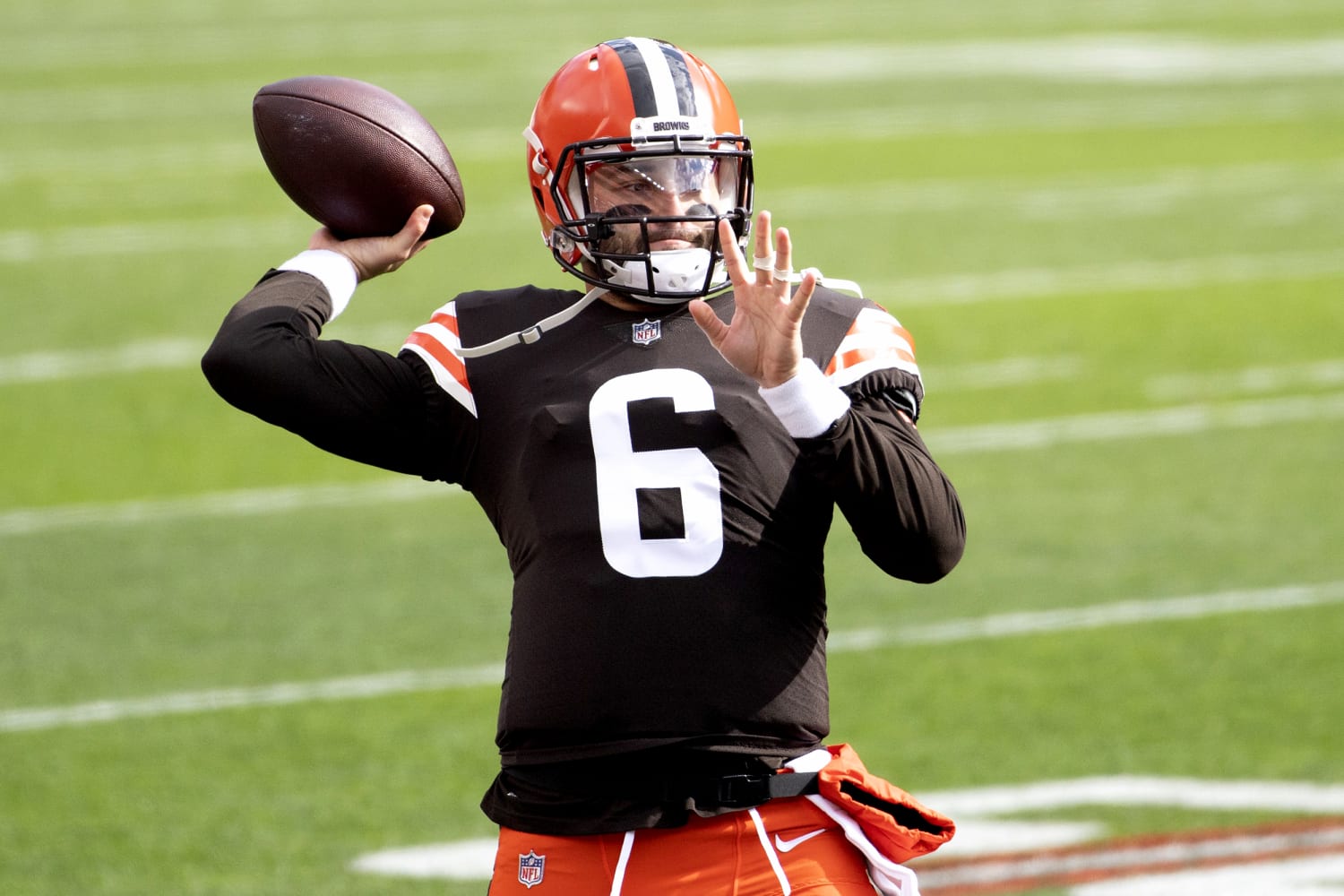 2018 first round draft pick Baker Mayfield prepares to throw. 