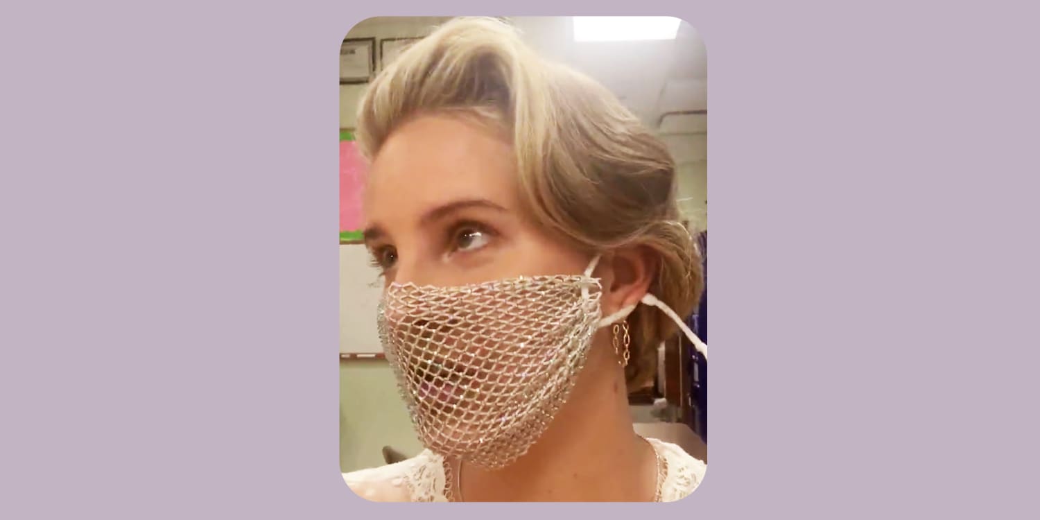 De volgende Kruis aan Ambitieus Lana Del Rey responds to backlash after wearing mesh face mask