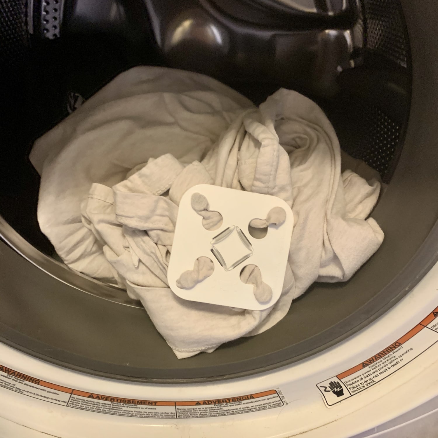 An amazingly uncomplicated Wad-Free detangler device to keep bedsheets of  any size from getting twisted, tangled, or balled-up while in the washer or  dryer.