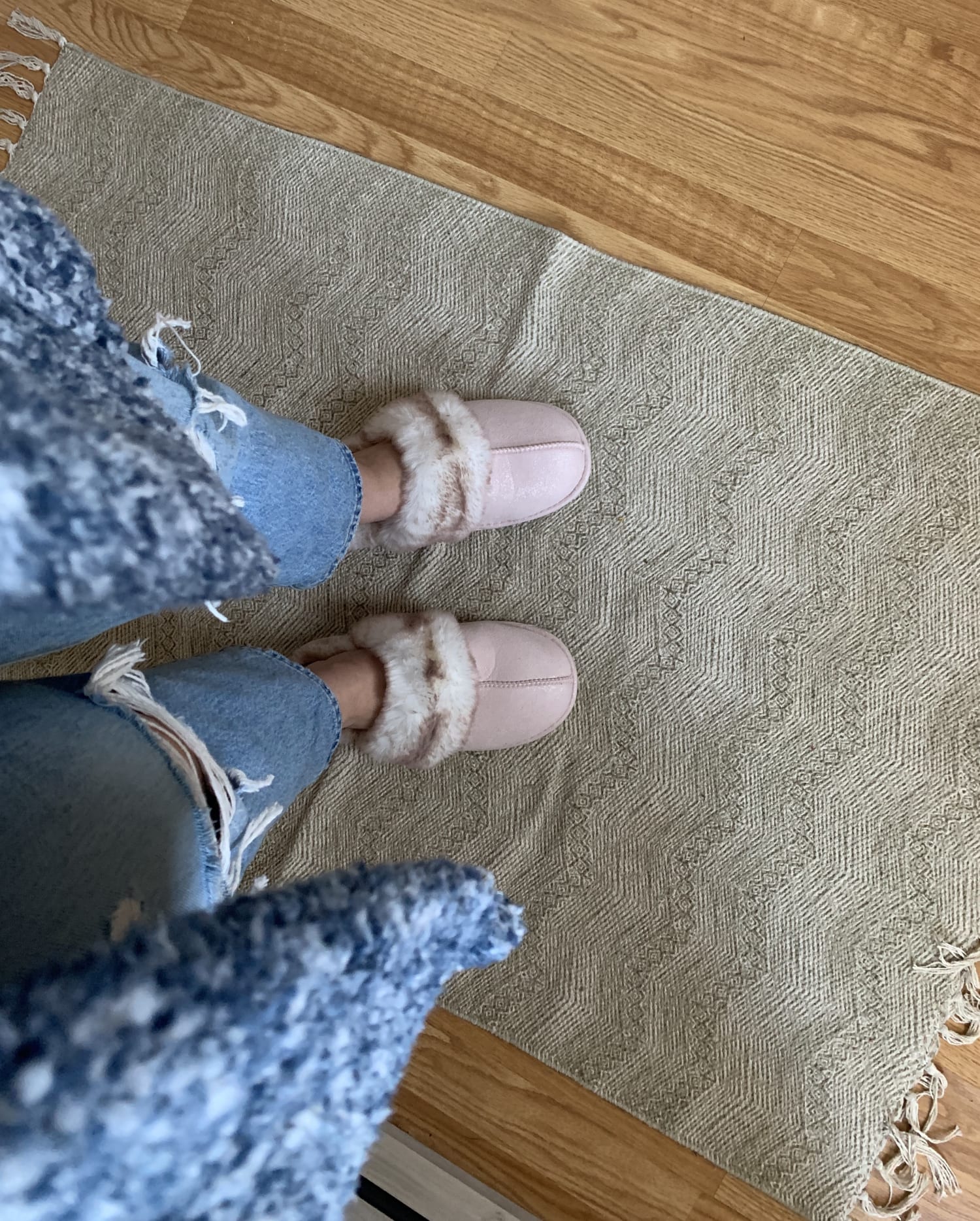 Best Fuzzy Slippers From Jessica Simpson Brand: 75% Cheaper Than UGGs –  Hollywood Life