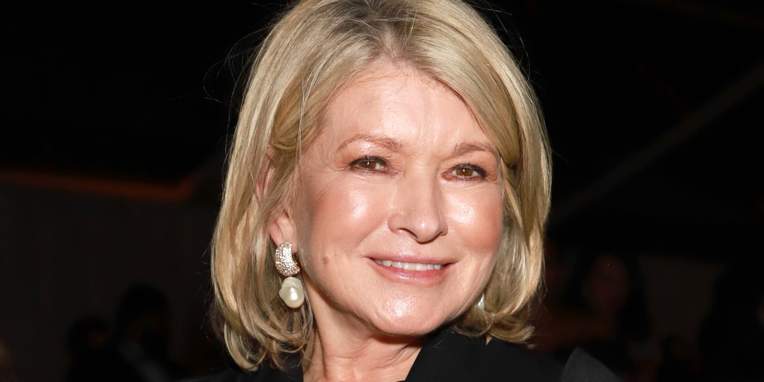 Martha Stewart debuts new haircut.