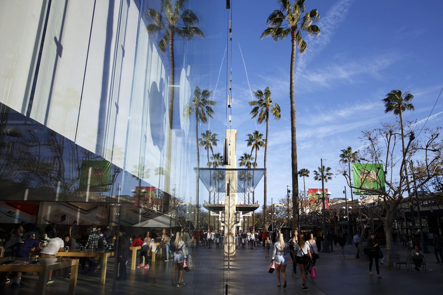 Las Vegas Apple stores reopen for select services