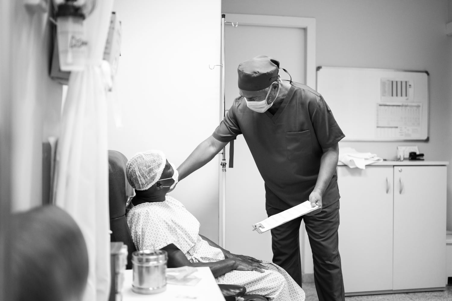 Exam doctor. Хирург осматривает мошонку. Врач осматривает половые органы. Медсестра осматривает яички. Хирург осматривает яички.
