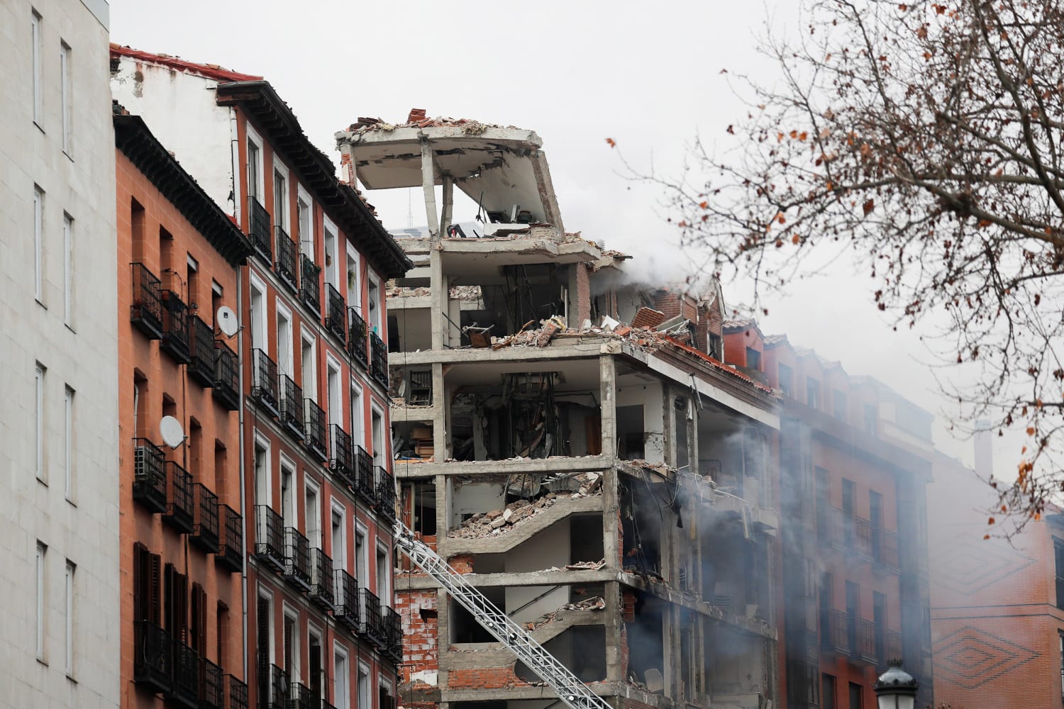 Здание разрушенное взрывом. Март 2004 взрывы в Мадриде. Теракты в Мадриде 11.03.2004.