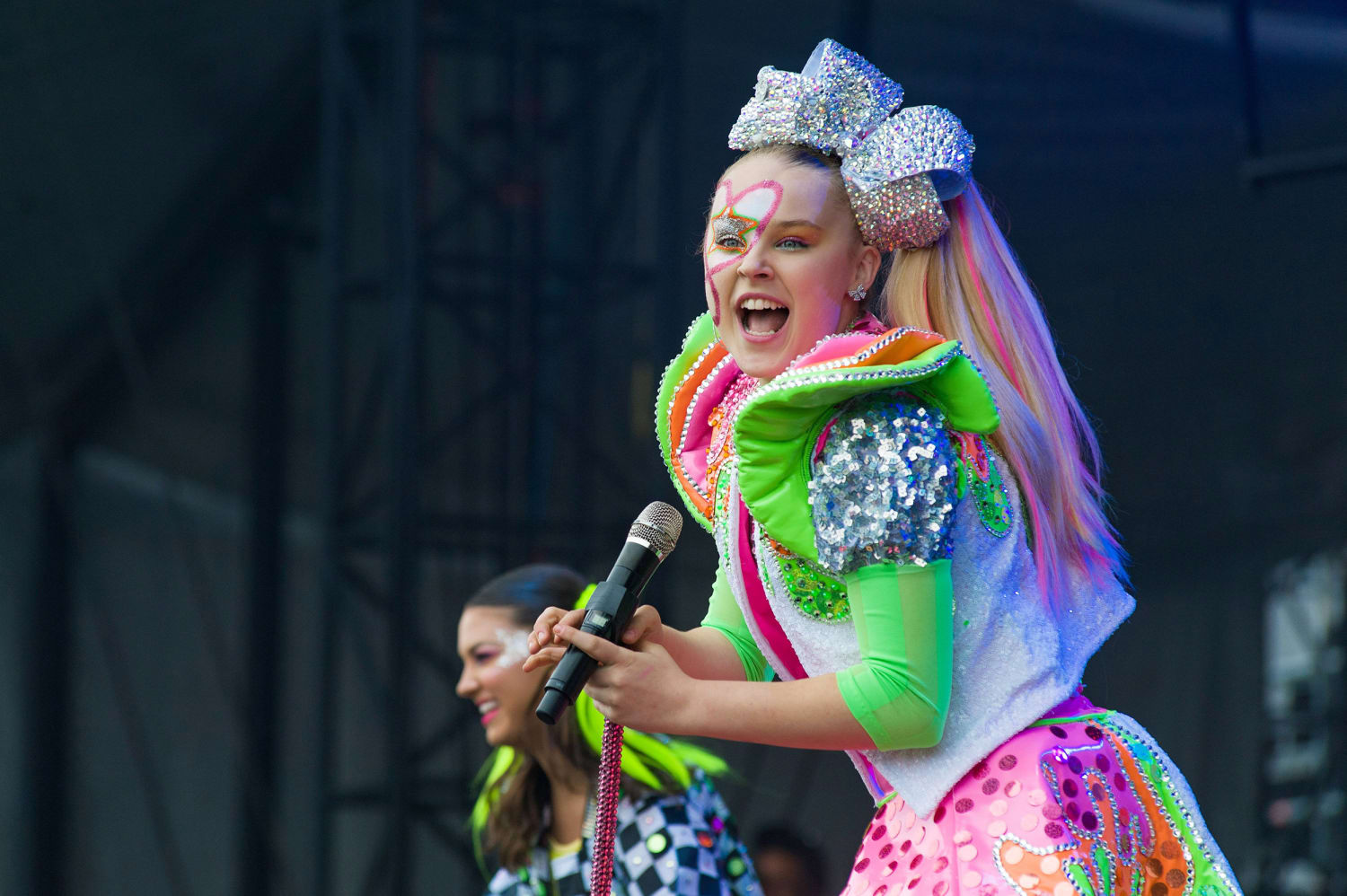 How old is JoJo Siwa and is the  star gay? – The Sun