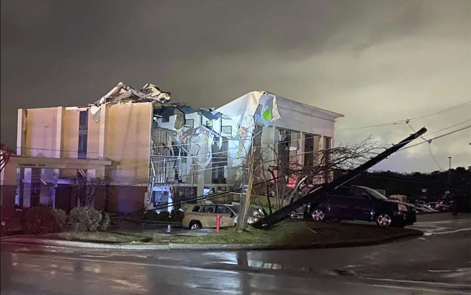 One killed after tornado strikes Birmingham, Alabama, suburb