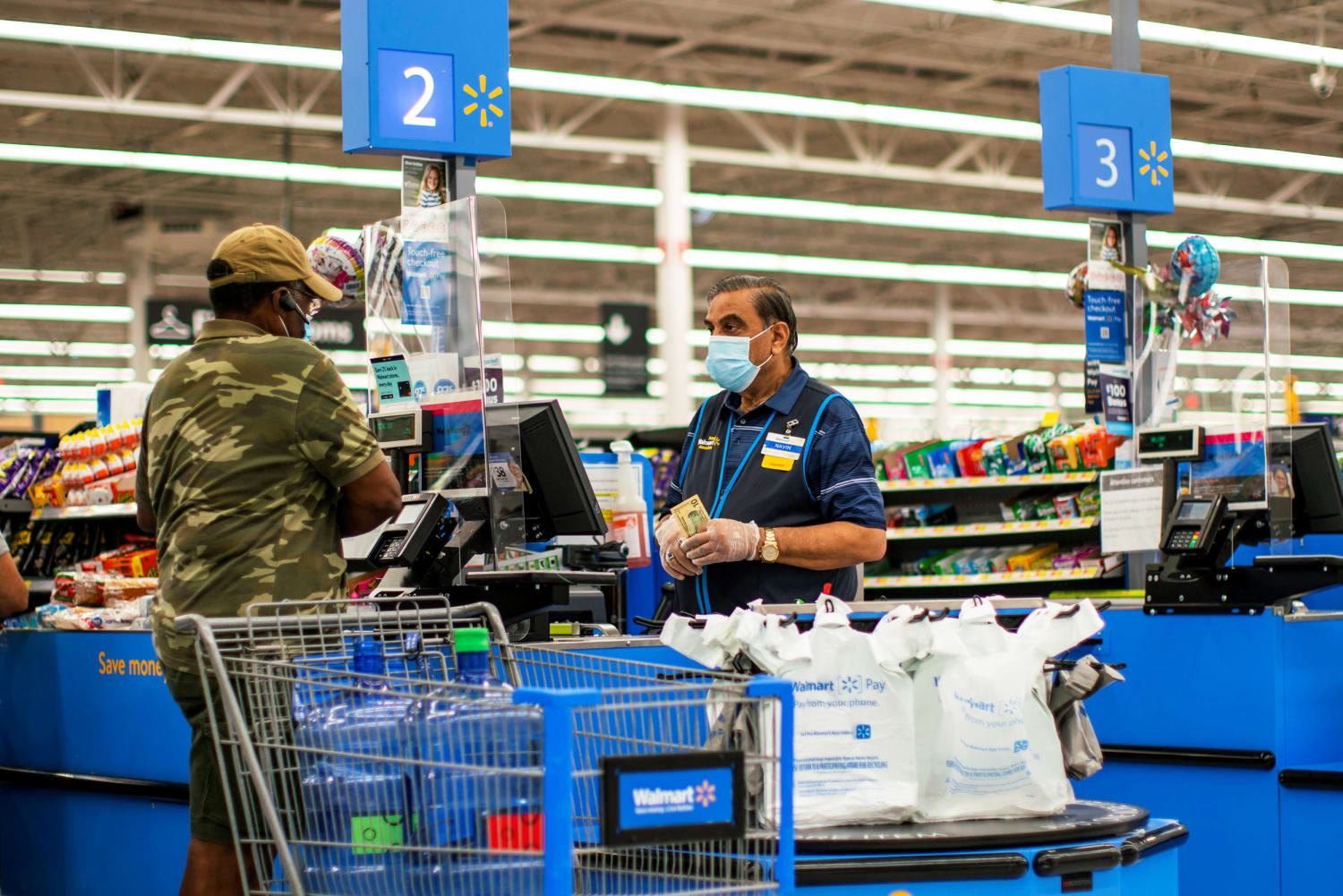 Walmart to hike wages for 425,000 workers to average above $15 an hour