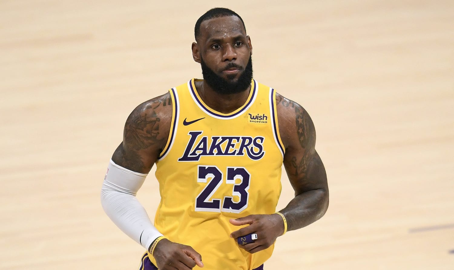 LeBron James will switch back to jersey number 23 'out of respect