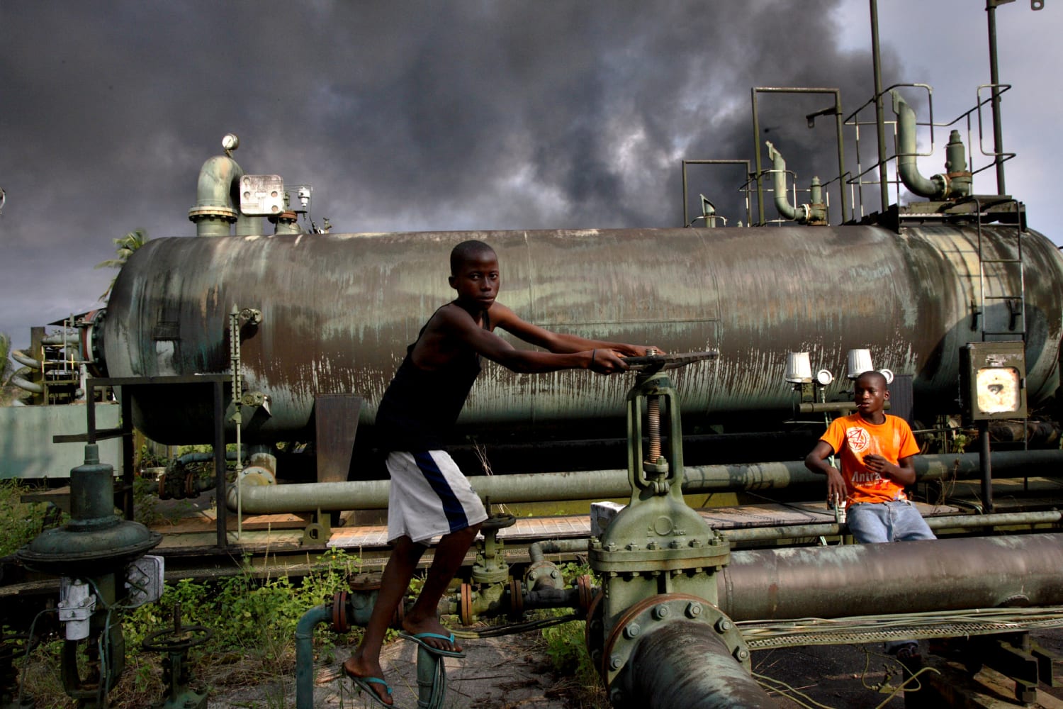 Экономическое развитие нигера. Завод нефти в Нигерии. Нефтеперерабатывающий завод в Нигерии. Заводы в Африке. Промышленность ЮАР.