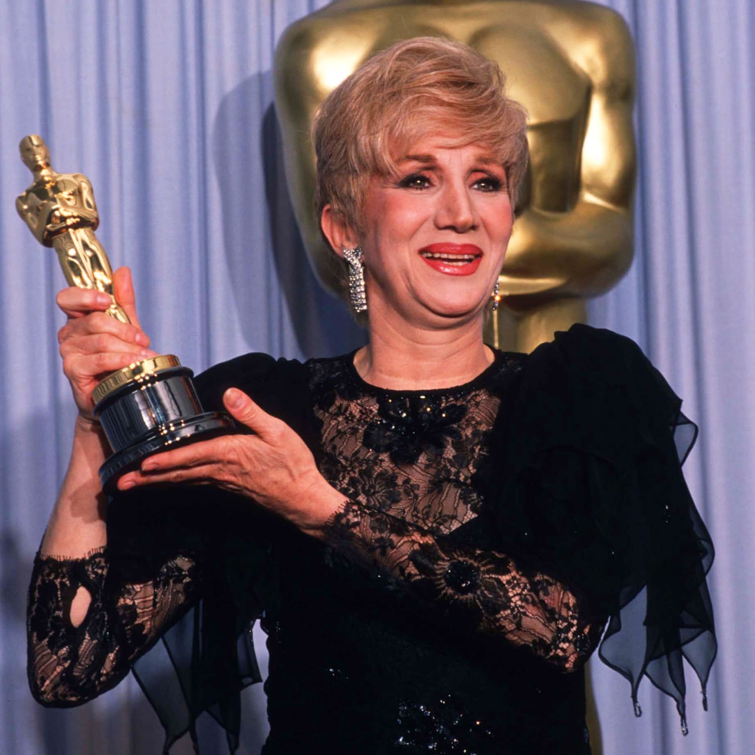 Olympia Dukakis, Oscar-winning 'Moonstruck' star, dies at 89 - Tatahfonewsarena
