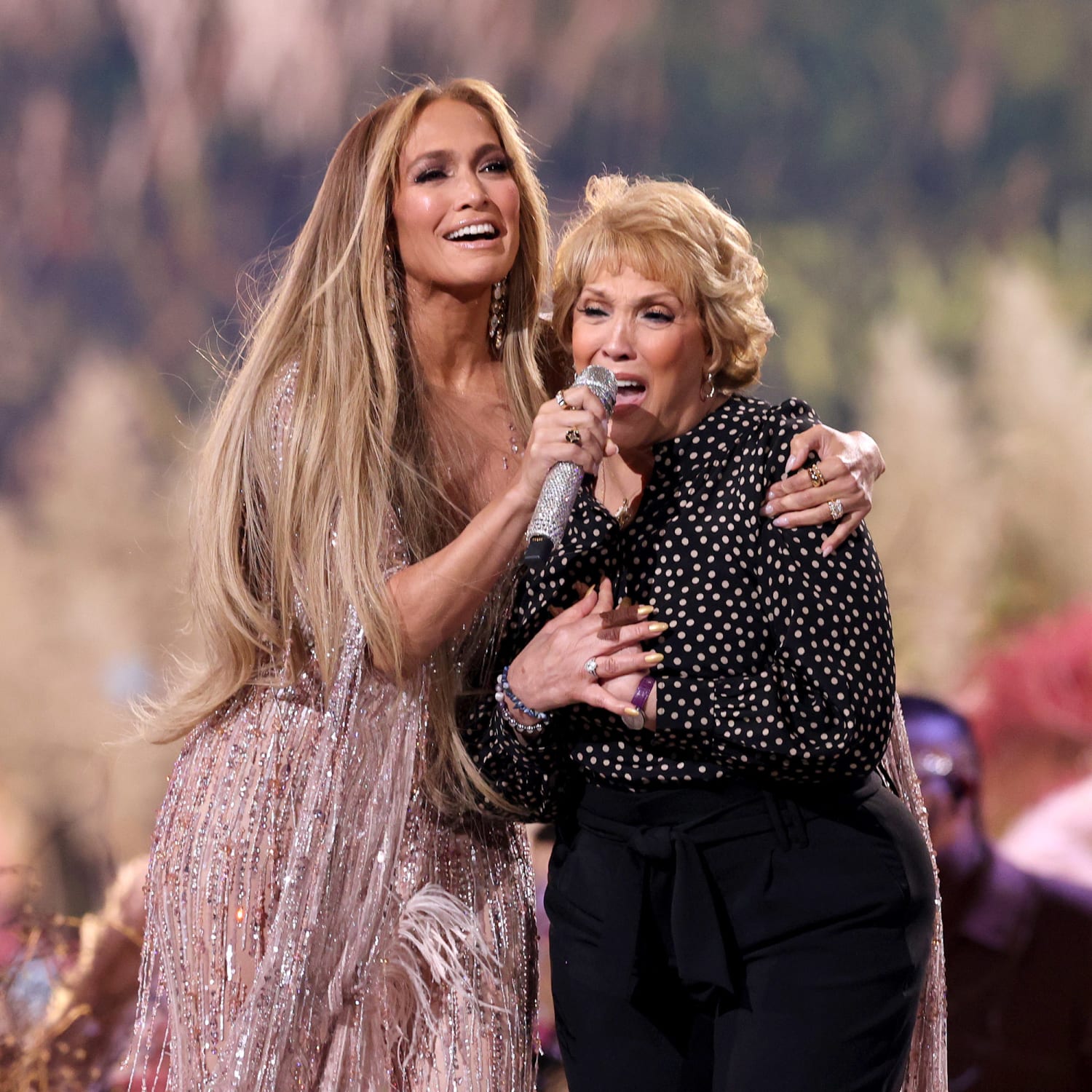 Jennifer Lopez sings with mom Lupe ...