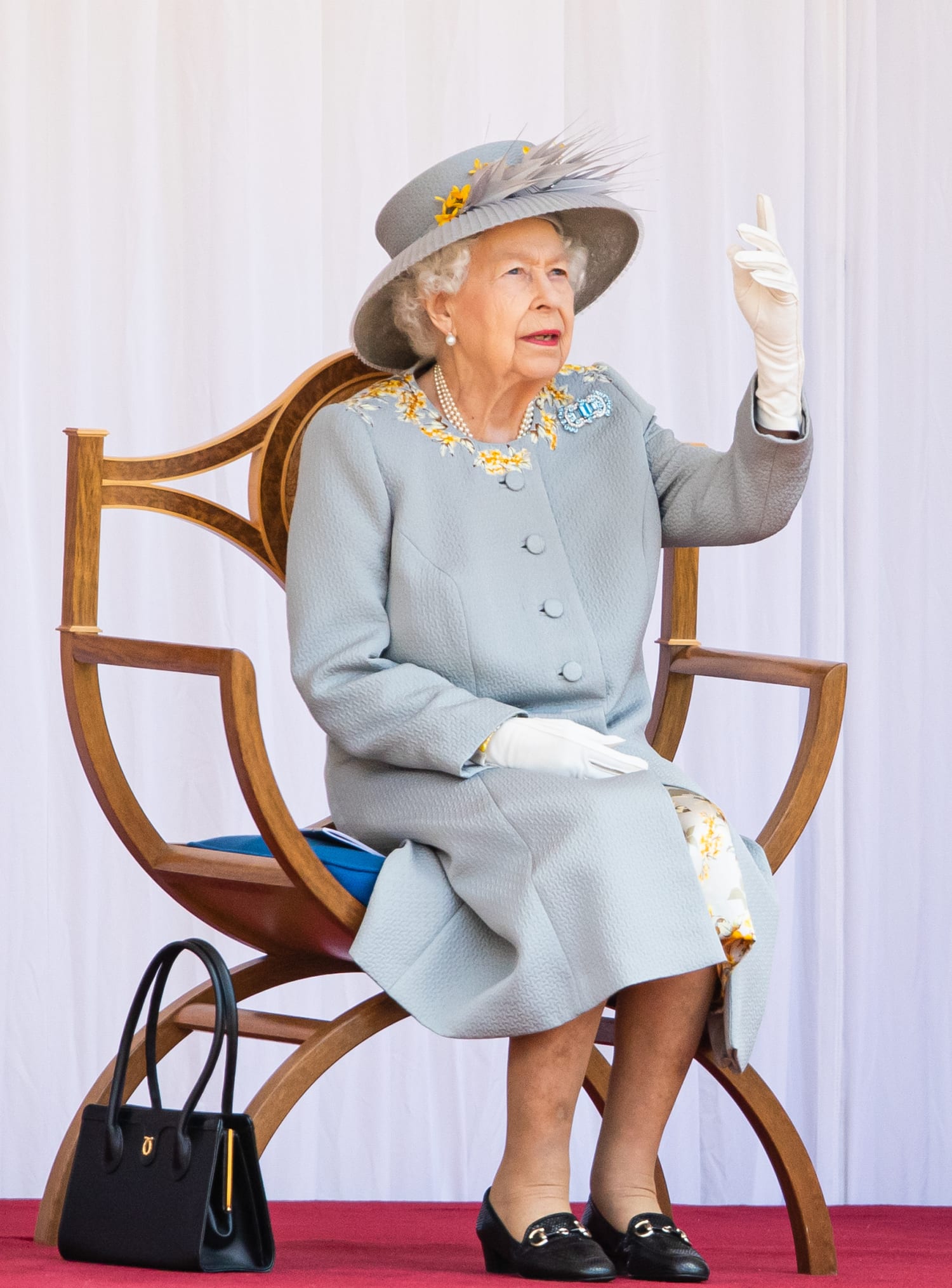 Queen insists on using sword to cut cake