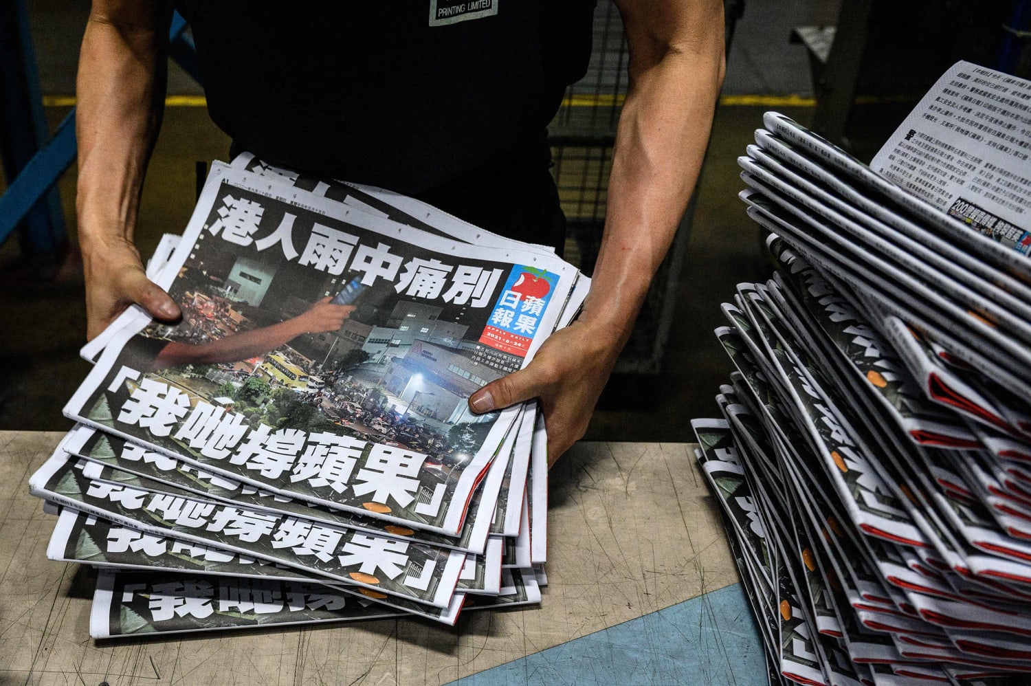 Hong Kong&#39;s pro-democracy newspaper Apple Daily closes with &#39;painful  farewell&#39;