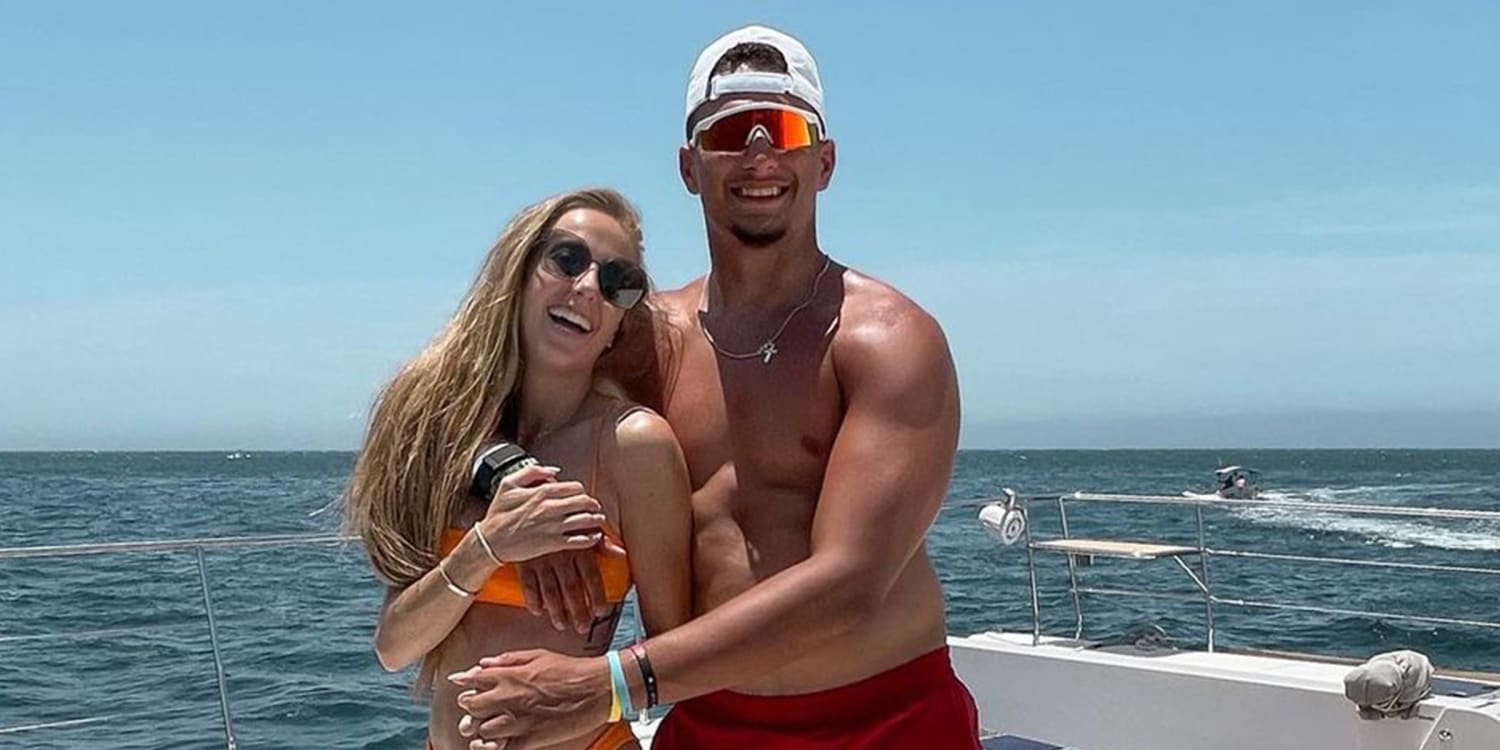 Patrick Mahomes kisses Brittany Matthews in cozy vacation photos