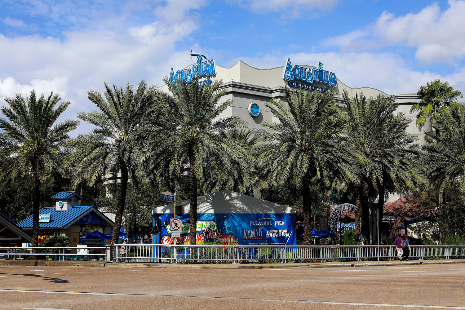 Man walks up and shoots couple dining at Houston aquarium, then turns gun on himself, police say