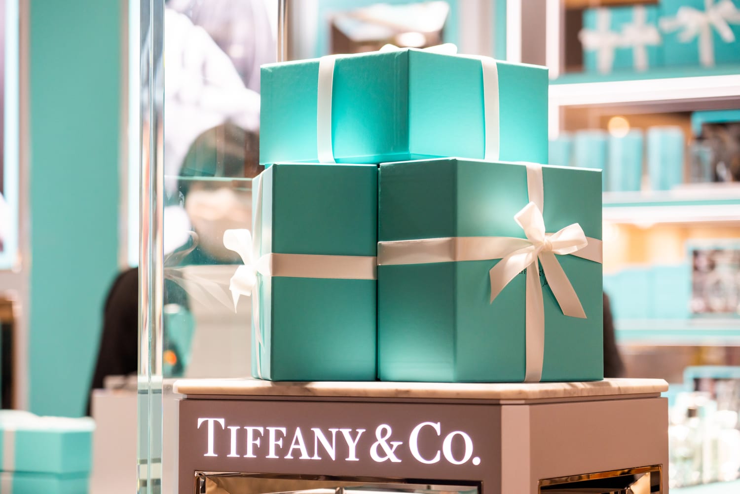 Tiffany & Co. - Tiffany & Co. gave each member of the winning team a gift  wrapped in a Tiffany Blue® Box.