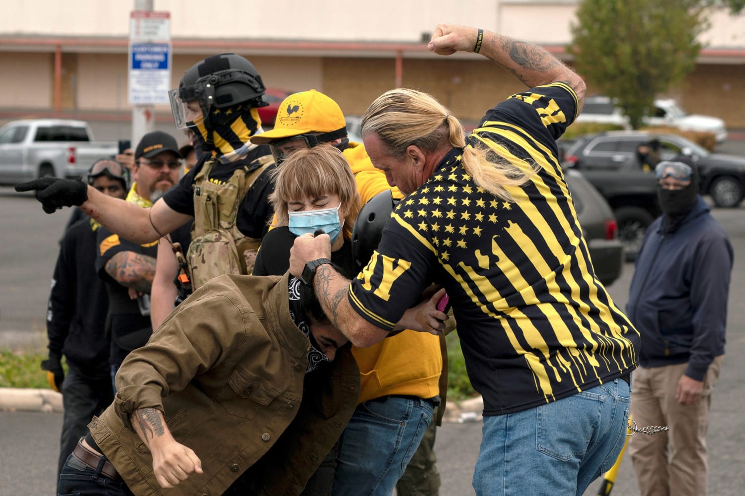 Fights break out as dueling protests clash in Portland, federal