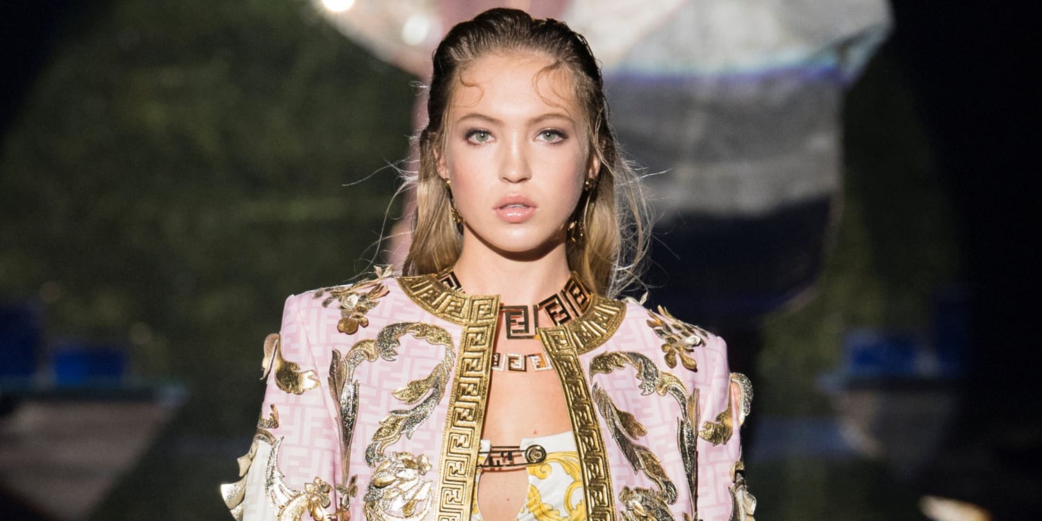 tørre helikopter lommelygter Kate Moss' daughter Lila Moss walks runway with insulin pump