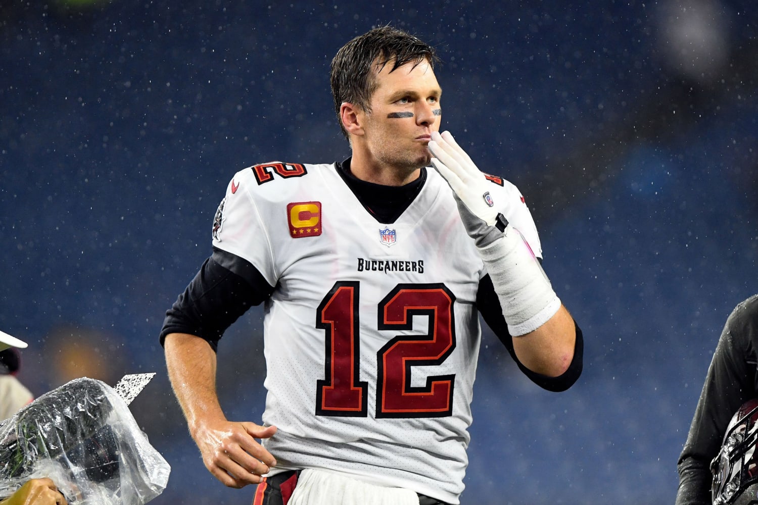 2 Photos Sum Up Tom Brady's Heartbreaking Night