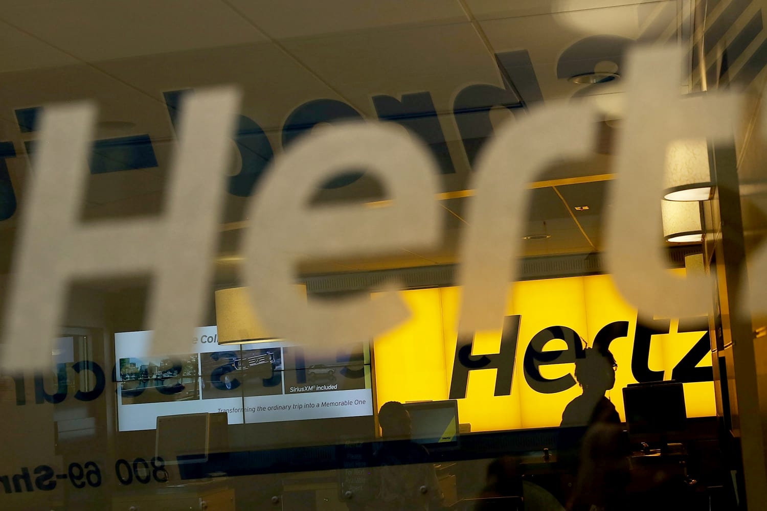 Hertz shakes up rental market, says it will buy 100,000 Teslas for new electric fleet