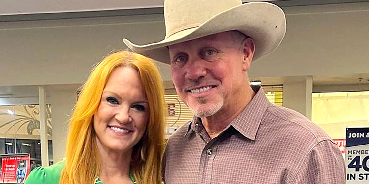 Ree Drummond's husband checks in on her at cookbook signing