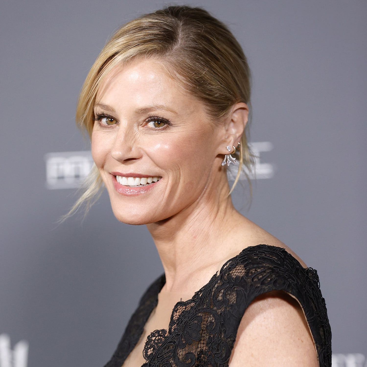 You Probably Wear This Hairstyle All the Time But Watch How Julie Bowen  Makes It Look All Chic And Fancy  Glamour