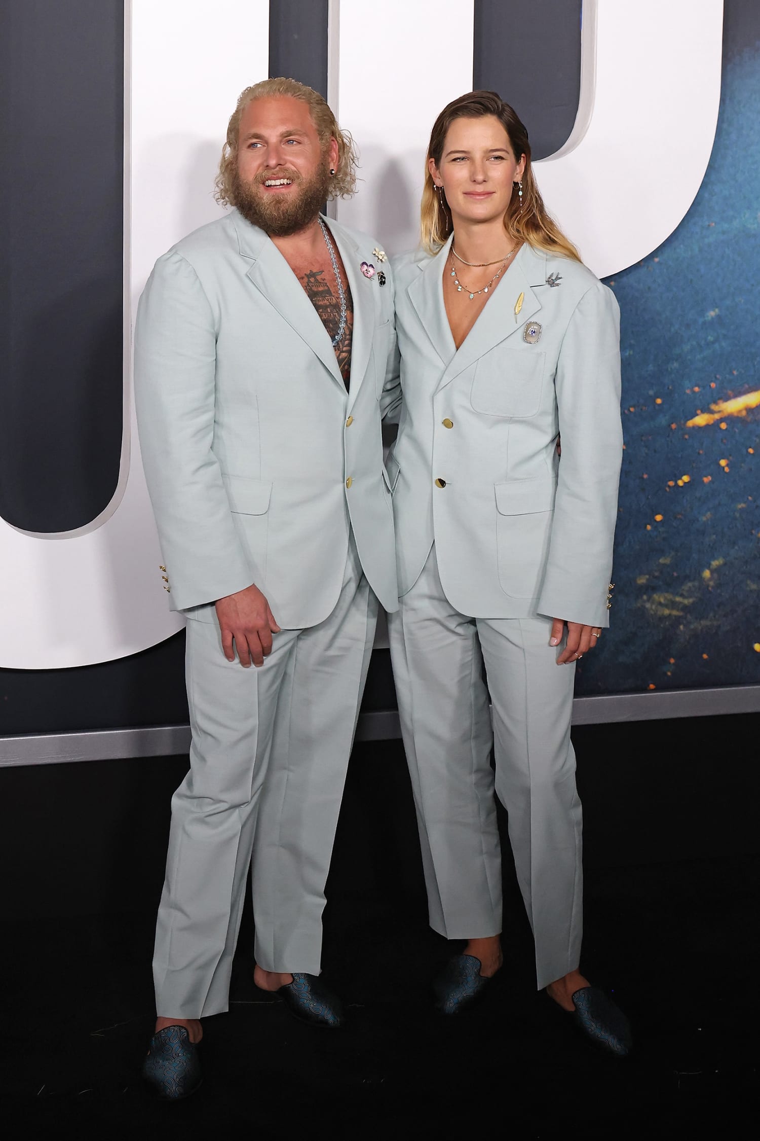 fure Med vilje Långiver Jonah Hill, girlfriend Sarah Brady wear matching suits at premiere
