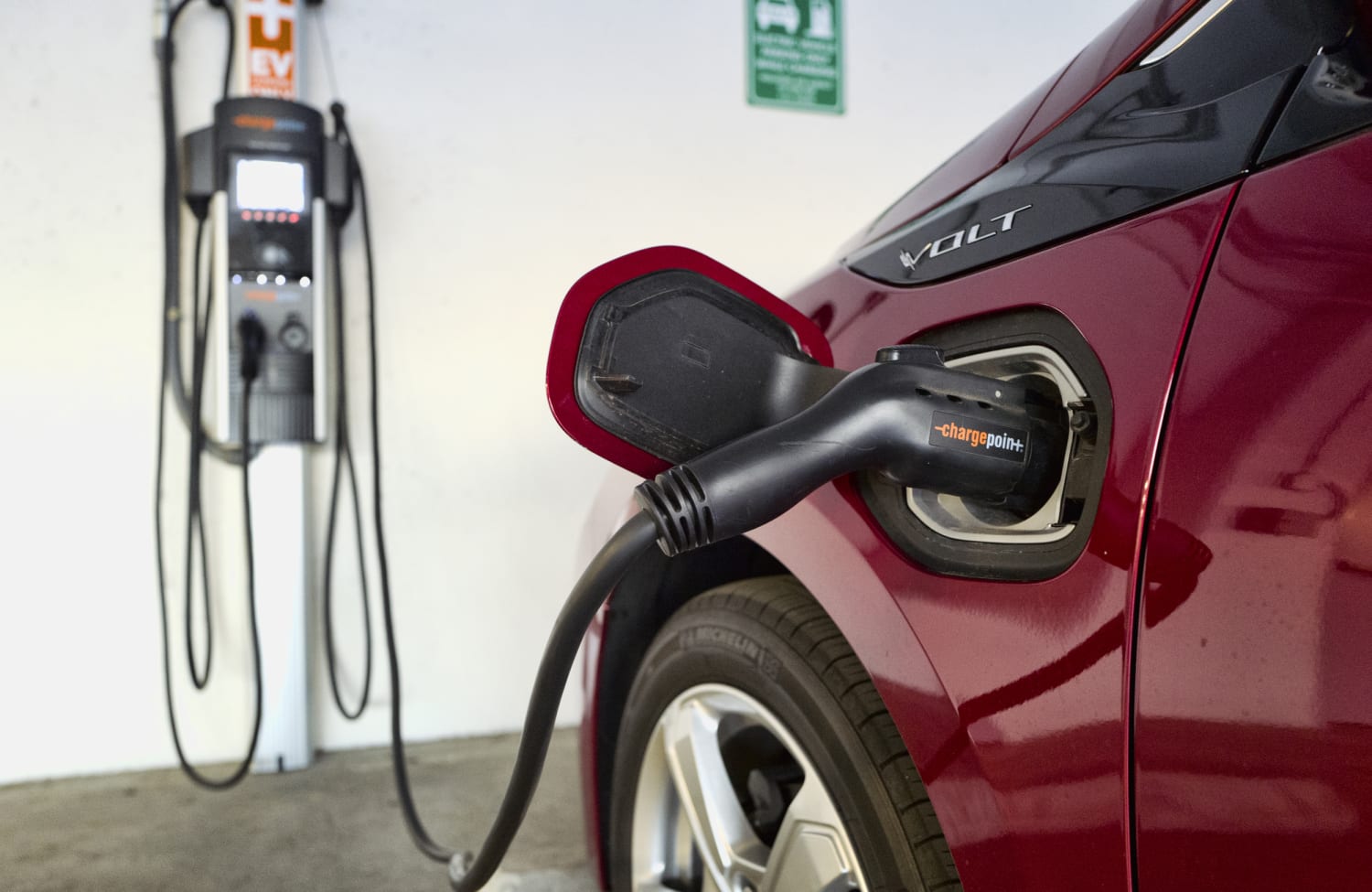 U.S. Highways To Get 500,000 Electric Vehicle Charging Stations