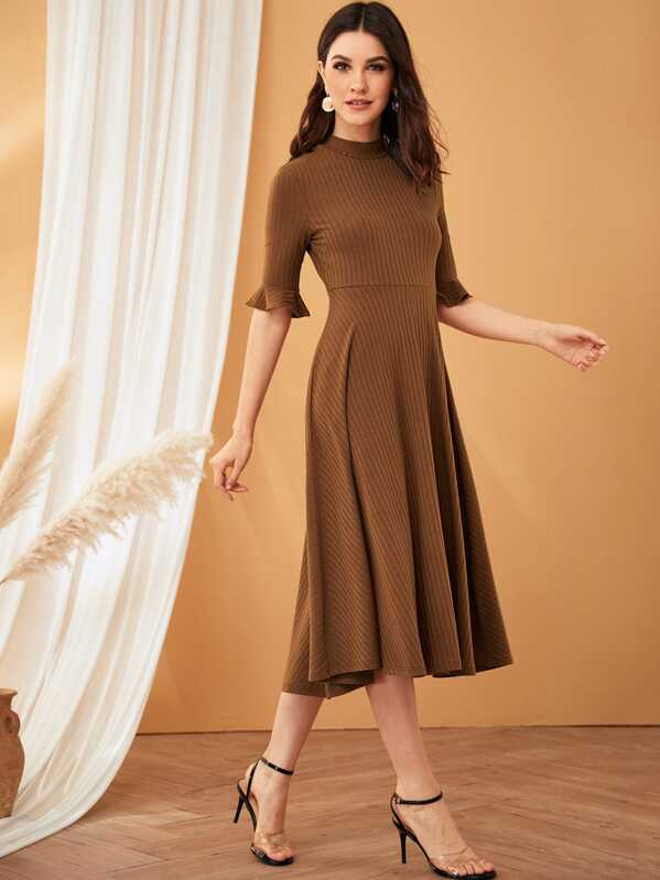 kate middleton brown dress Kate Middleton Wears Chocolate Brown Belted Mididress for Historic Outing