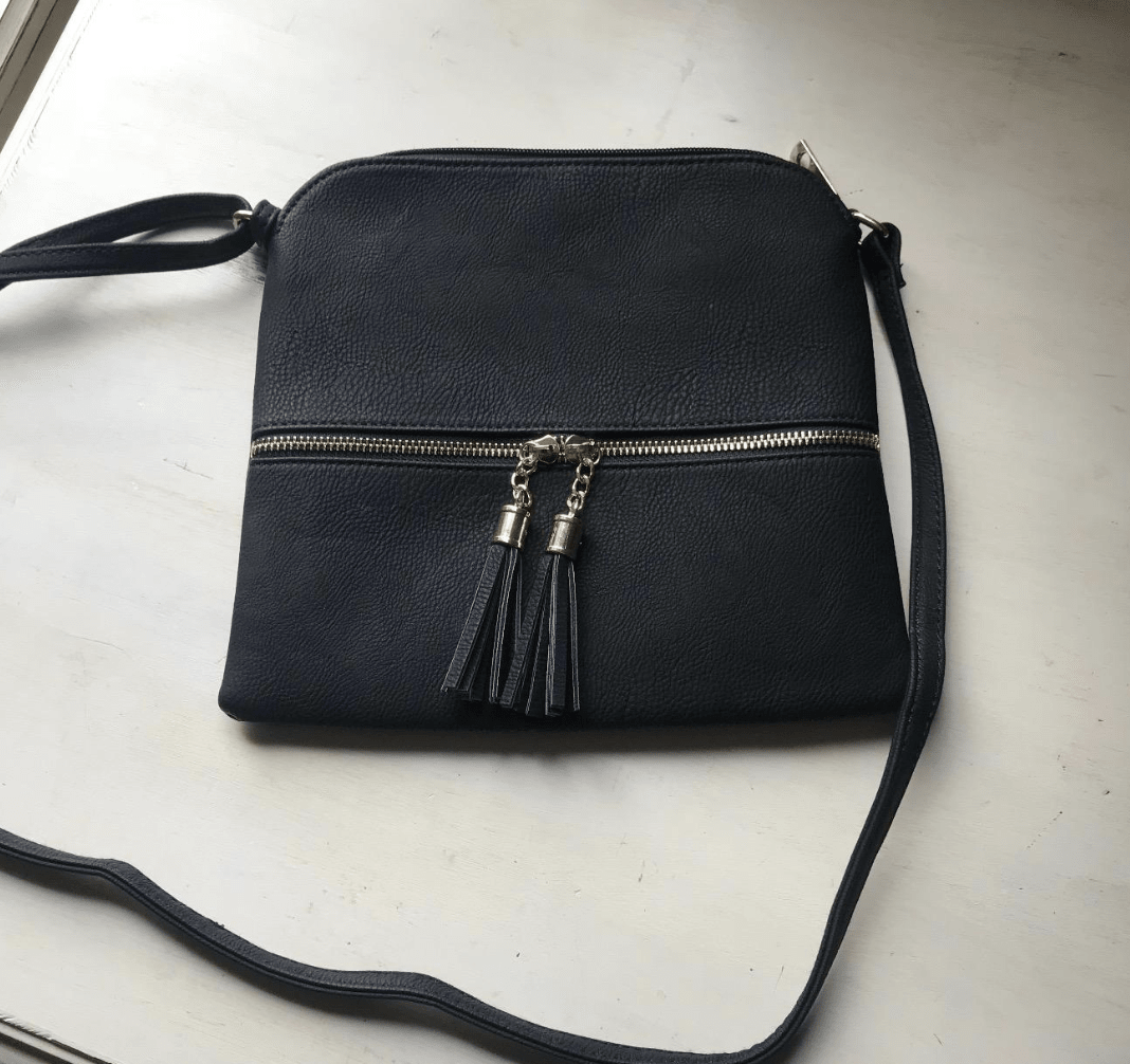 A Chic Crossbody Bag For Everyday - une femme d'un certain âge