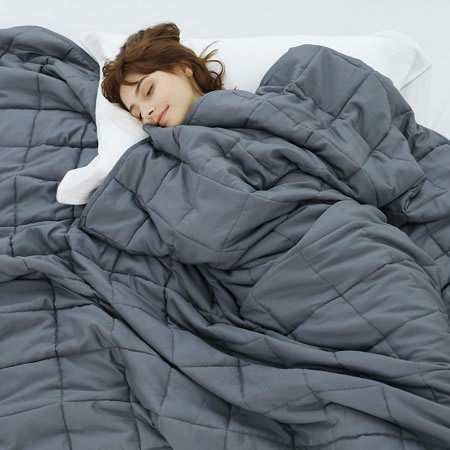 How to sleep discount under a weighted blanket