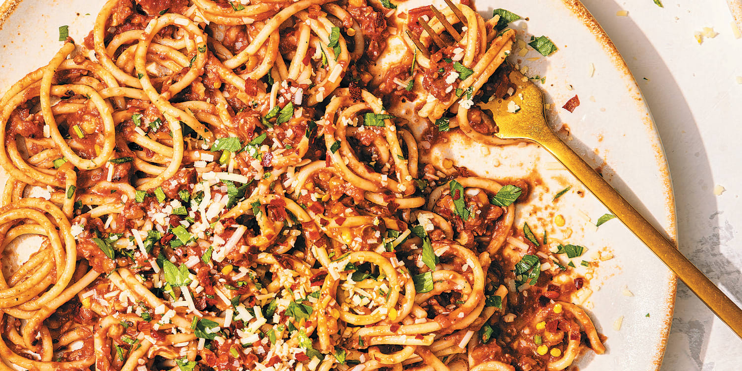 Make Bolognese sauce meatless with walnuts and lentils