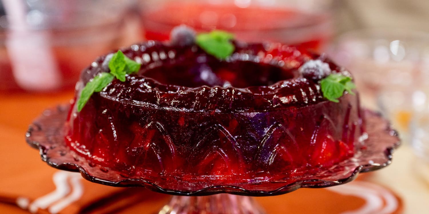 Host a vintage Thanksgiving with this cranberry gelatin mold as the centerpiece