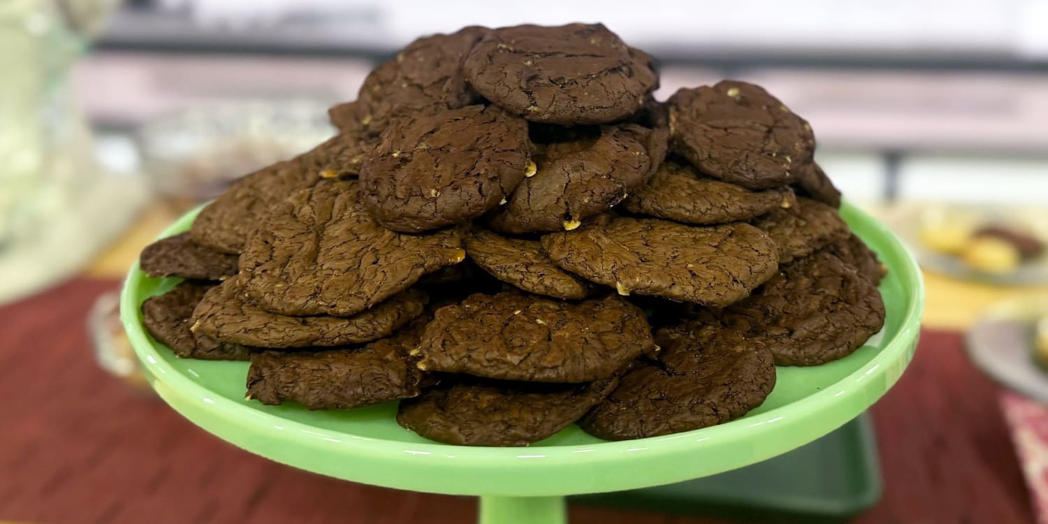 These airy meringue cookies are loaded with chocolate and toffee