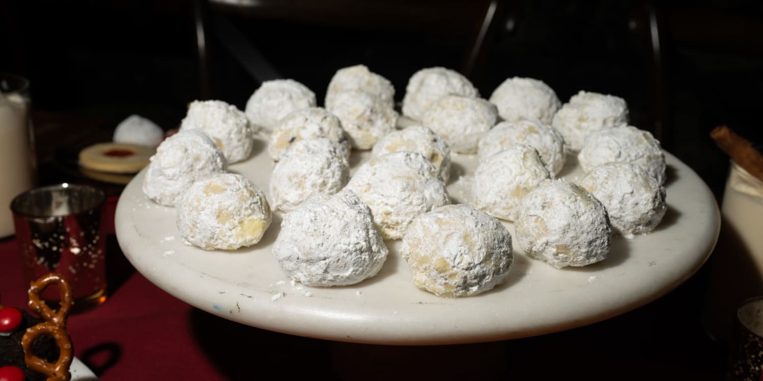 Siri and Carson Daly make his late mother's snowball cookies every Christmas