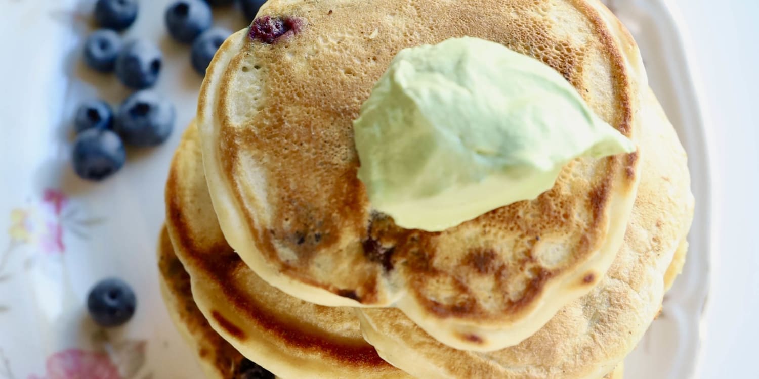 Make light and fluffy pancakes with blueberries and ricotta