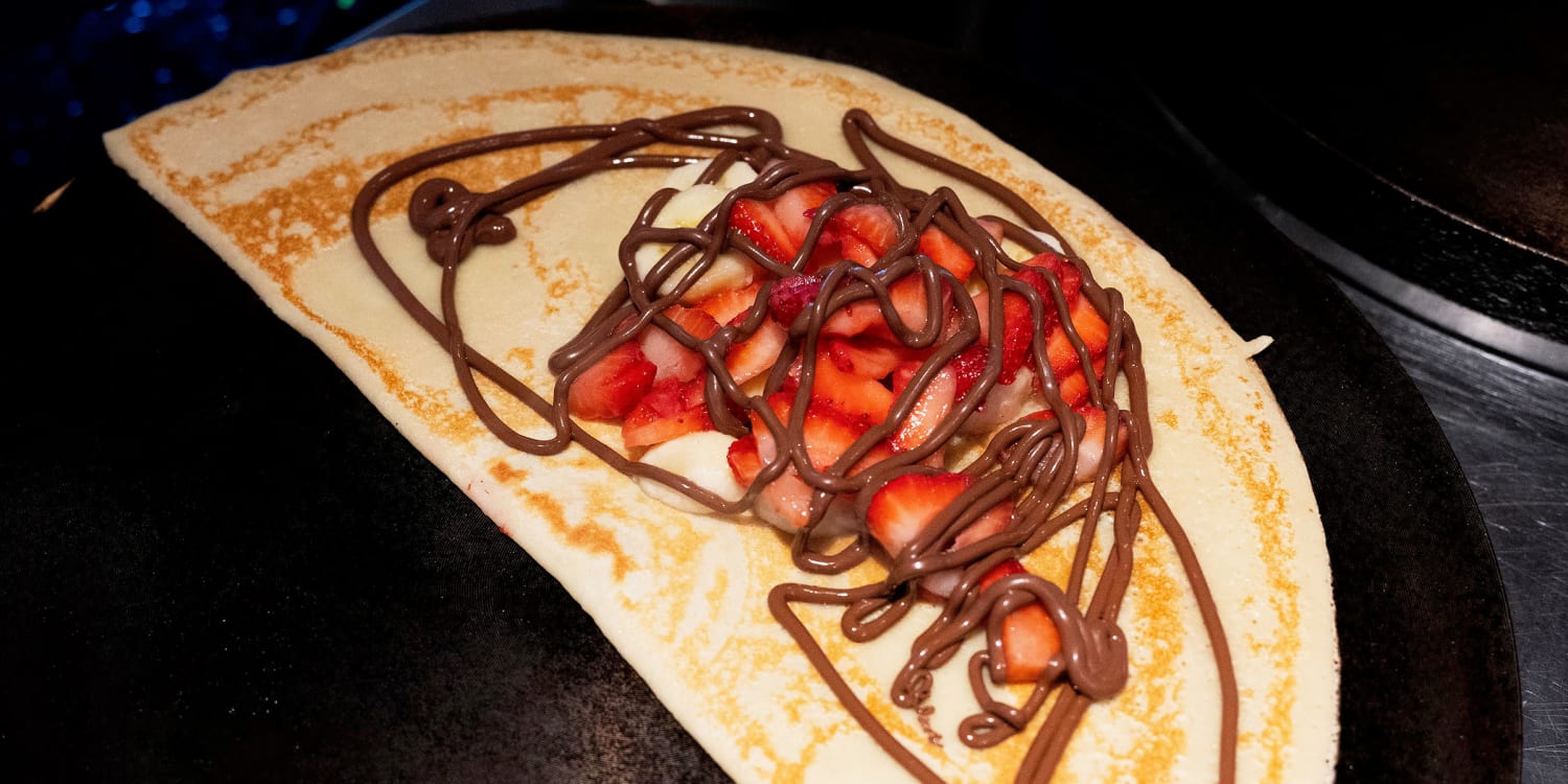 Strawberries, bananas and Nutella make the most iconic crêpe combo